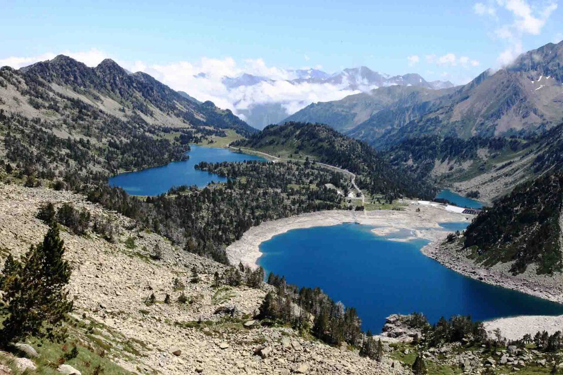 Randonnée autour d’un lac de montagne dans les Pyrénées