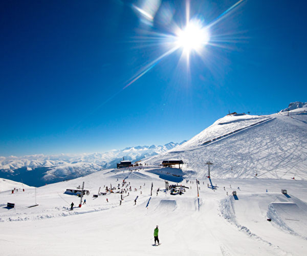 Station de ski dans les Pyrénées en hiver