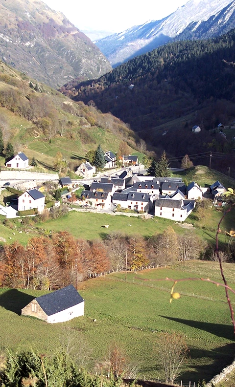 Hameau de montagne paisible dans les Pyrénées