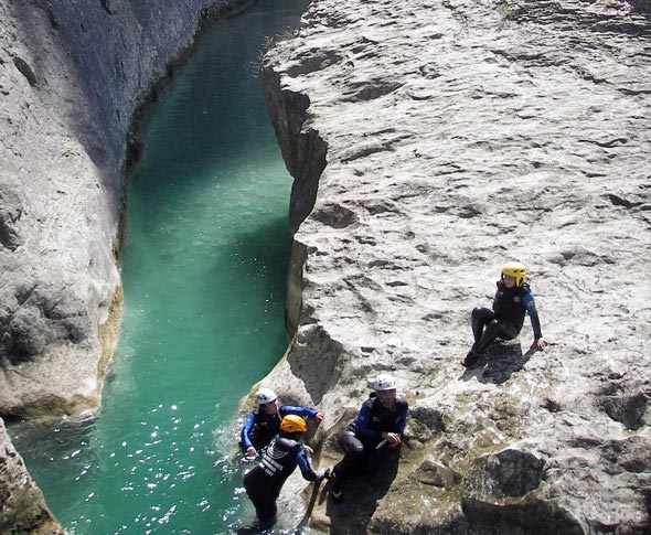 Descente en rafting dans une rivière de montagne